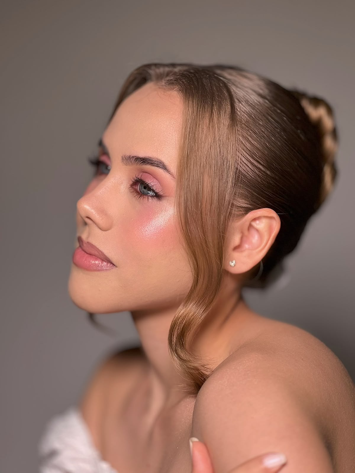 Retrato de perfil com cabelo preso